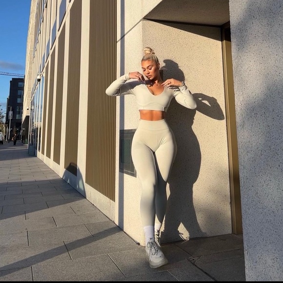 Lazuli label crop top in cream - Picture 4 of 17